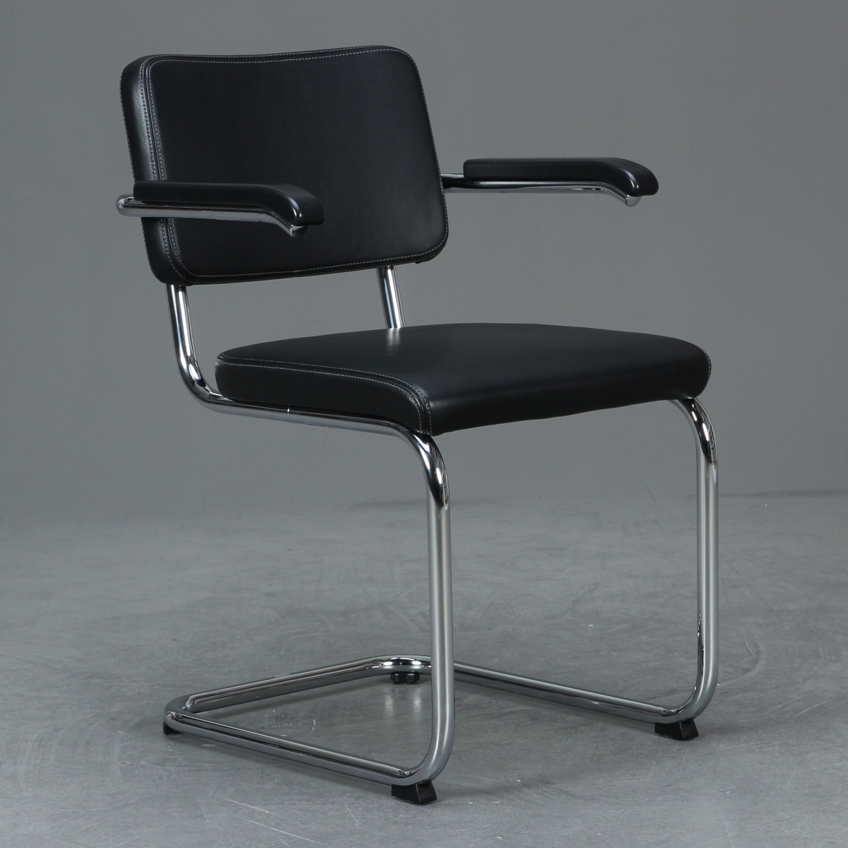 Preview: Thonet S64 PV Nappaleder Schwarz Armlehnen Schwarz