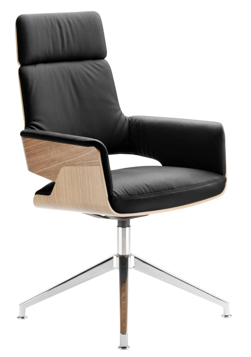 Thonet S847 PVDWE Drehstuhl aus aufgehellter Eiche mit schwarzem Lederbezug und verchromtem Gestell.