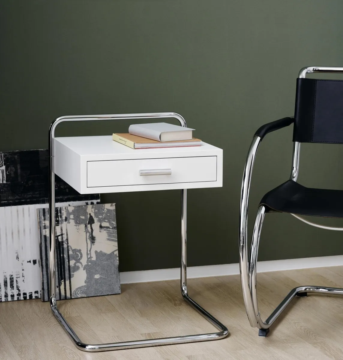 Thonet B 117 Beistelltisch in weiß mit Bestell aus verchromtem Stahlrohr Interieurbild