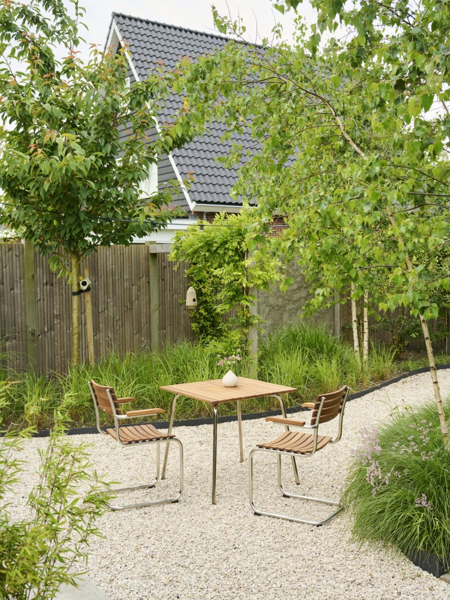 Preview: Thonet 1040 78 x 78 cm Interieurbild im Garten
