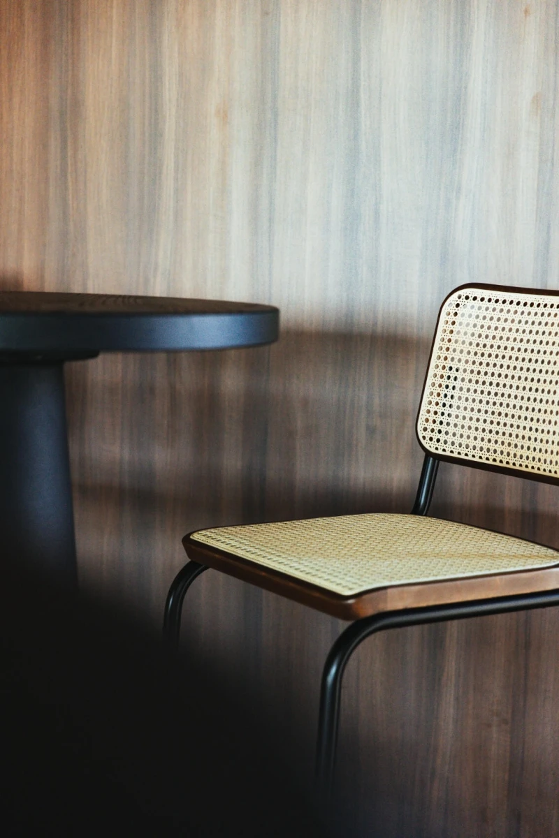 Thonet S32 Stuhl mit braunem Holz und schwarzem Gestell