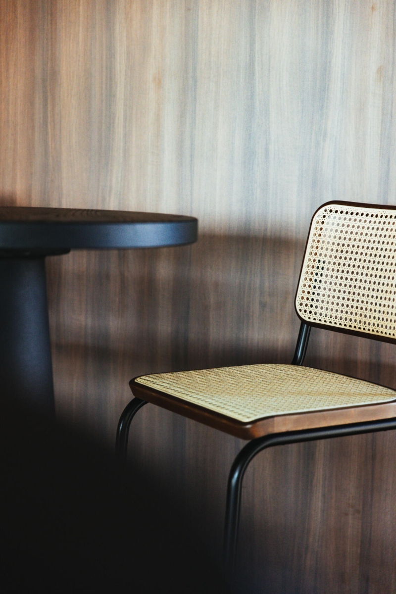 Preview: Thonet S32 Stuhl mit braunem Holz und schwarzem Gestell