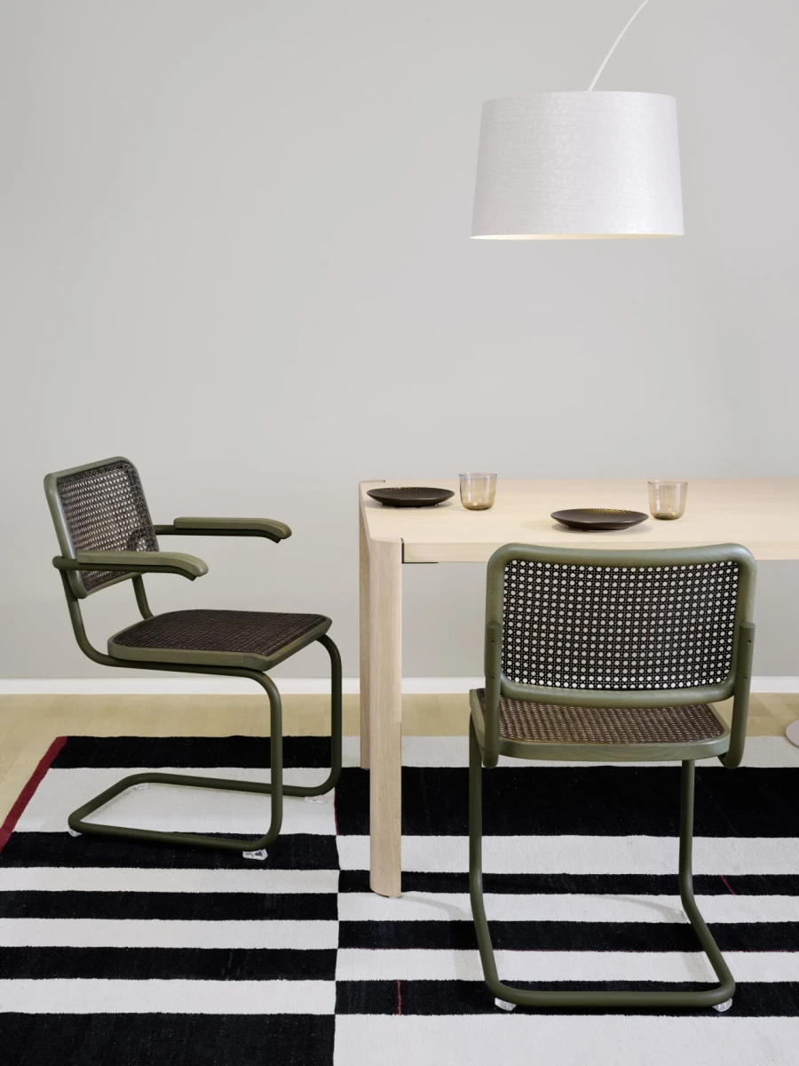 Thonet S64 Dark Melange Stühle in Grün - am Tisch platziert