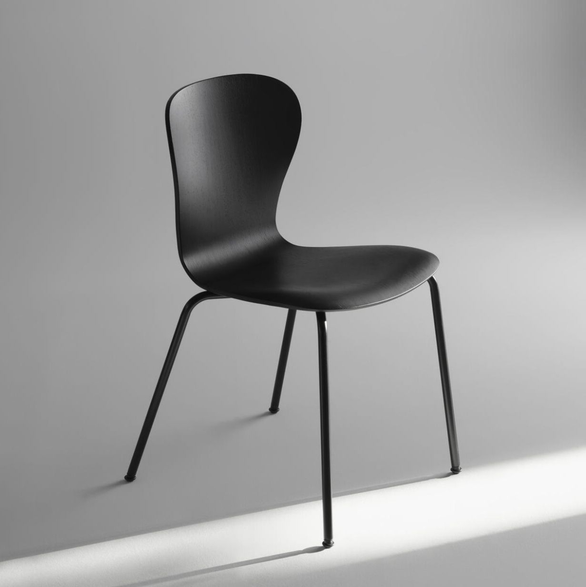 Thonet_S220_schwarz_frontal seitlich abgebildet
