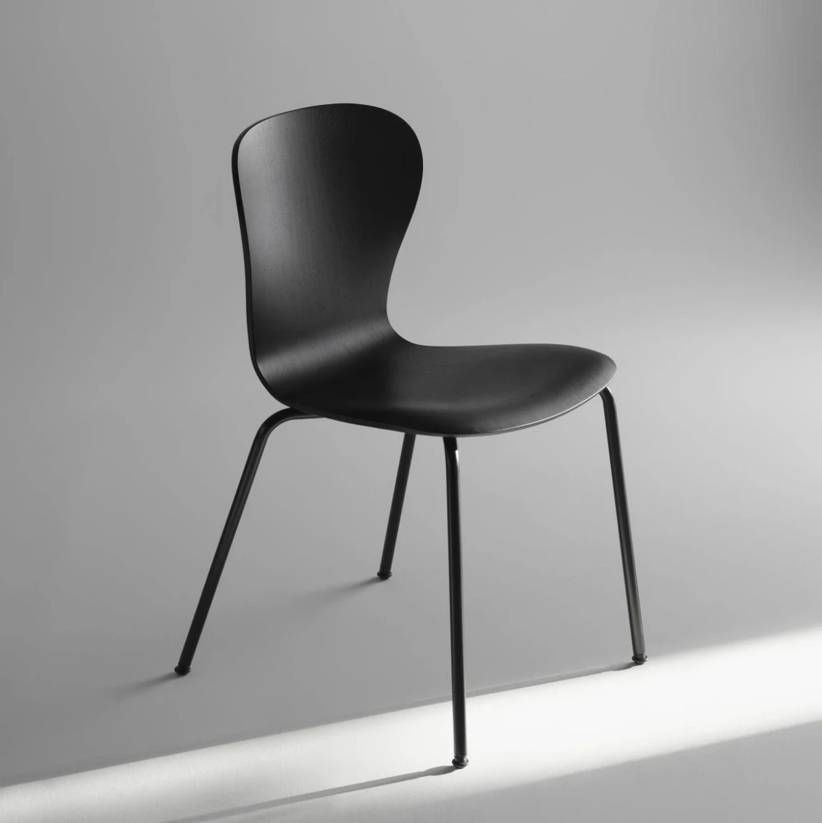 Thonet_S220_schwarz_frontal seitlich abgebildet