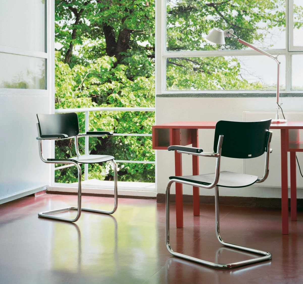 Thonet S43 F Freischwinger mit Armlehnen aus Eiche Interieur Bild