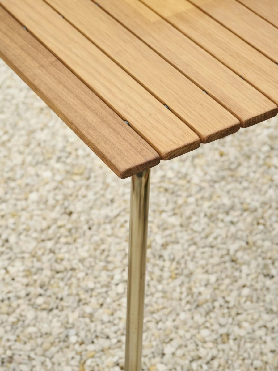 Thonet S 1040 Gartentisch – Detailansicht der massiven Iroko-Holzlatten und pulverbeschichteten Stahlkonstruktion