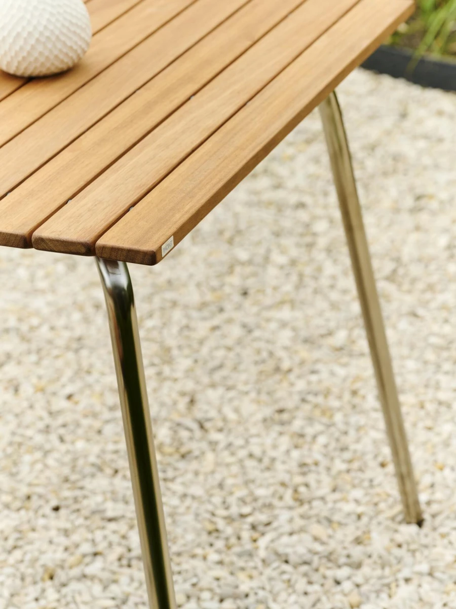 Thonet S 1040 Gartentisch – Detailansicht der massiven Iroko-Holzlatten und pulverbeschichteten Stahlkonstruktion