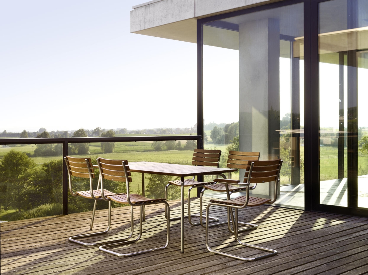 Preview: Thonet S 1040 Gartentisch – stilvolle Integration in einem modernen Interieur