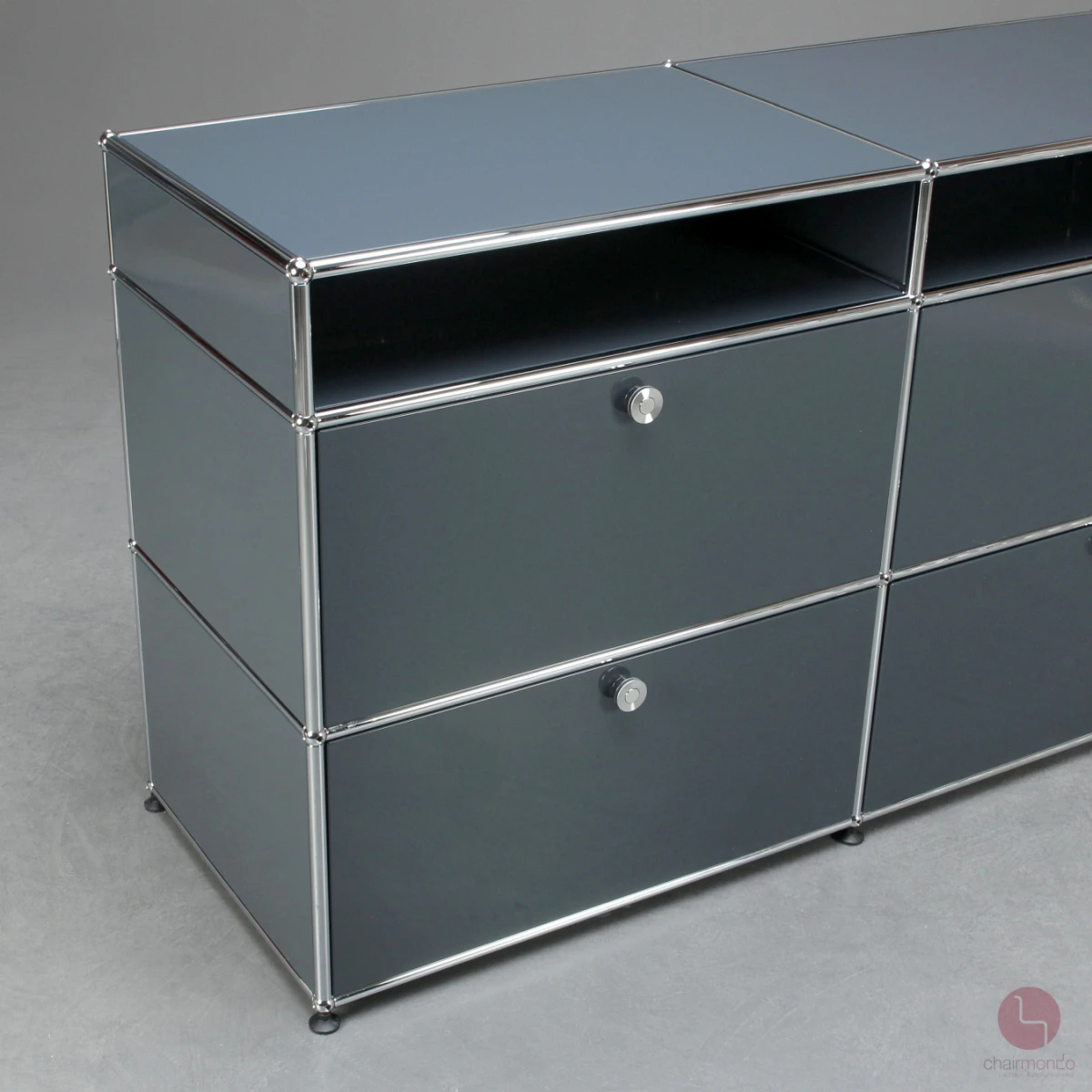 USM Haller Sideboard in Anthrazit mit sechs Fächern und Schubtüren gebraucht