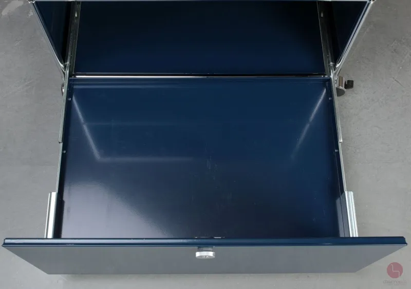 USM Haller Medienboard in Stahlblau mit zwei Schubladen und Schubtür gebraucht