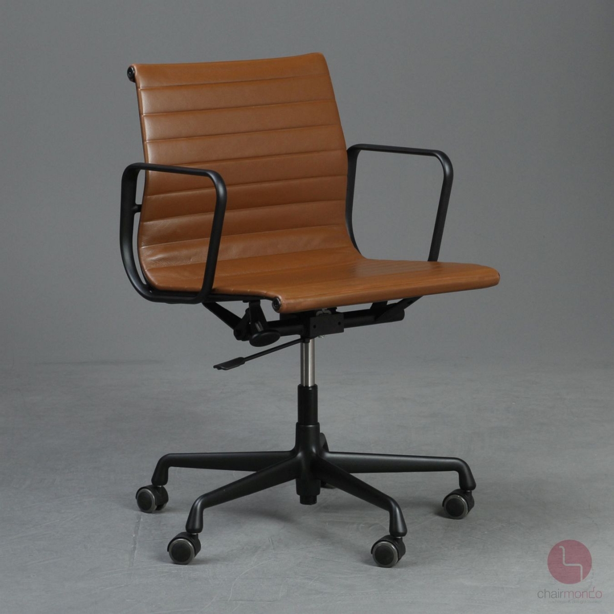 Preview: Vitra EA 117 Aluminium Chair Leder Braun Gestell Schwarz gebraucht