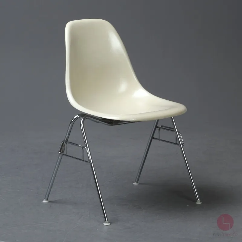 Vitra Eames Side Chair Beige Fiberglas DSS Stacking Base gebraucht