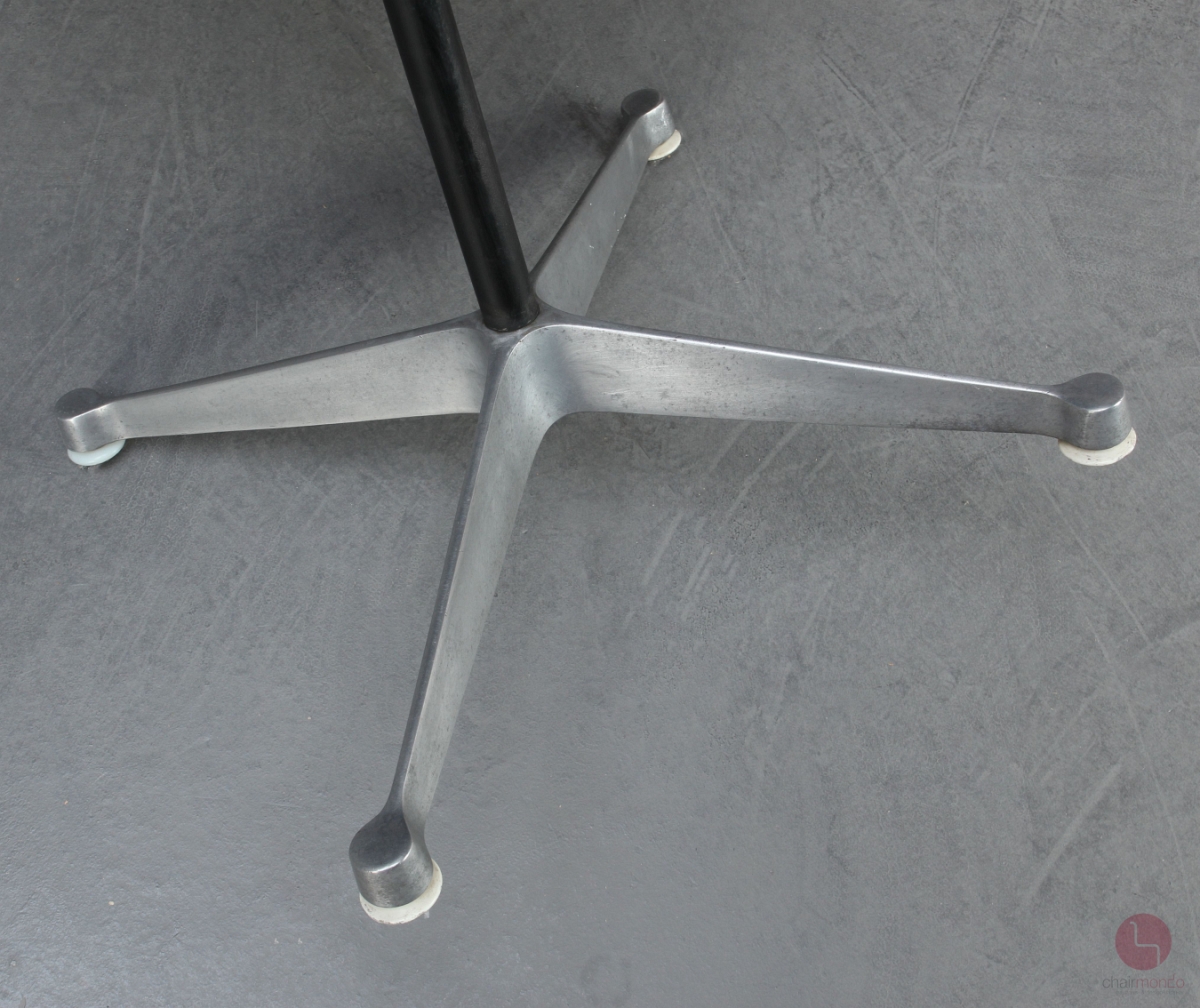Herman Miller Eames Armchair mit schwarzer Fiberglas und Drehgestell gebraucht Drehkreuz