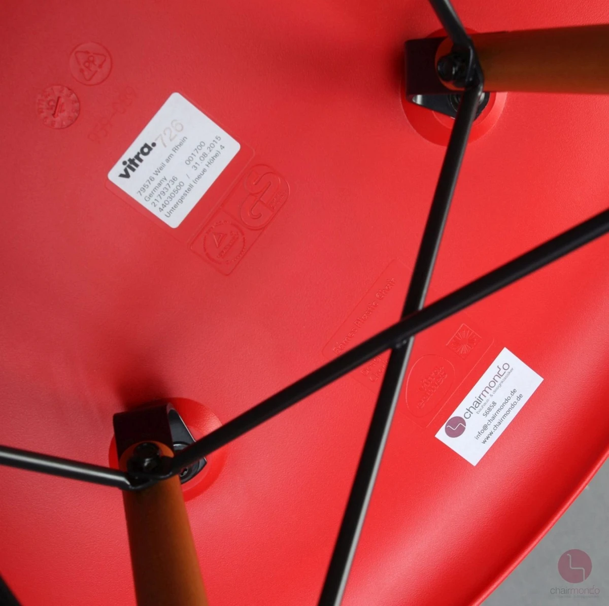 Vitra Side Chair DSW in Rot mit hellem Ahorn Gestell gebraucht