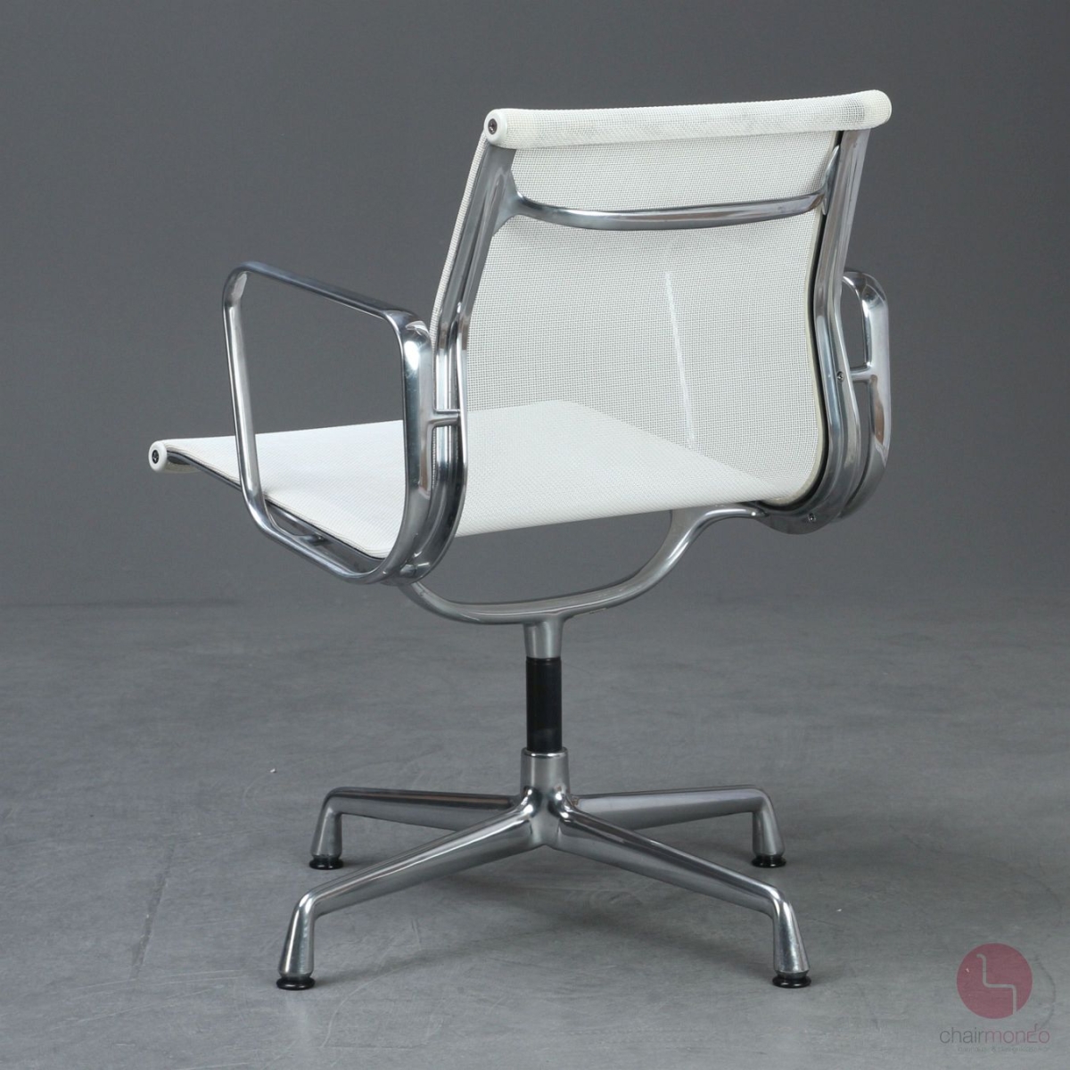 Preview: Vitra EA 108 Aluminium Chair mit weißem Netz gebraucht