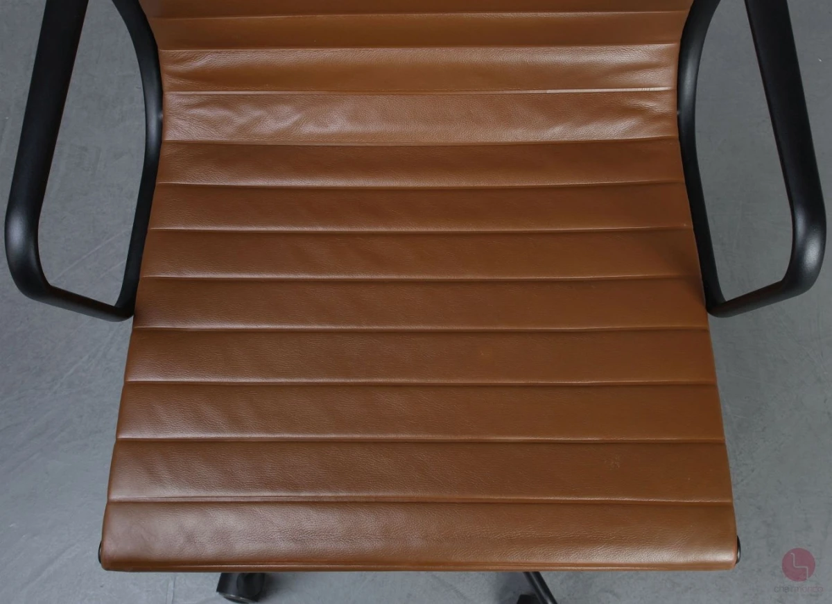 Vitra EA 117 Aluminium Chair mit braunem Leder Gestell Schwarz gebraucht