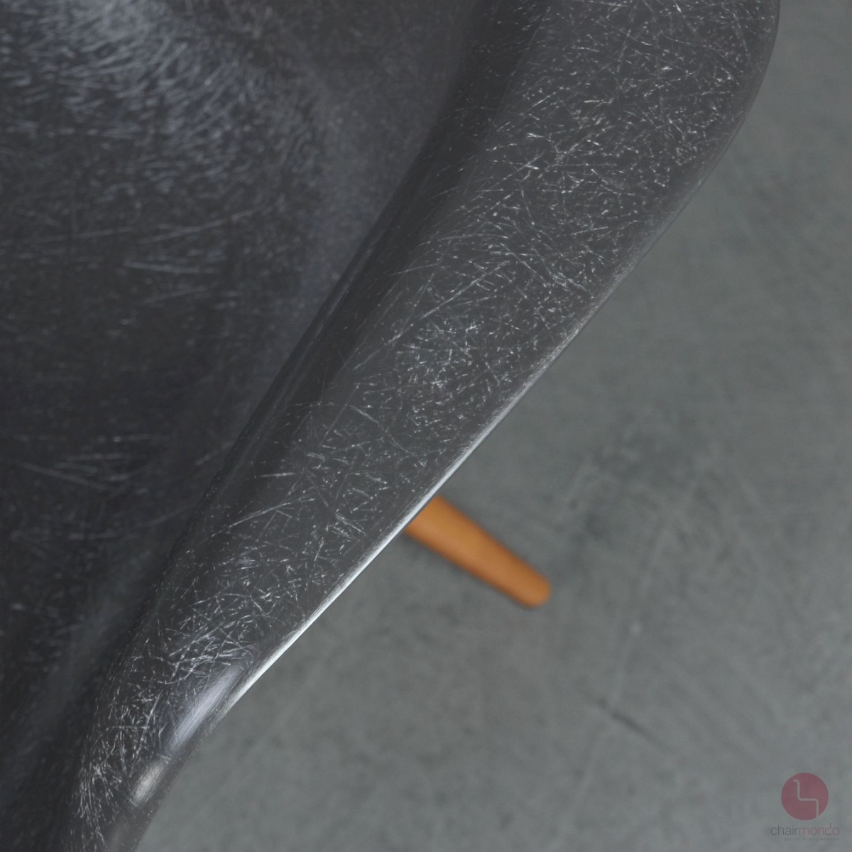 Vitra DAW Fiberglas Armchair in Elephant Hide Grey mit Holzgestell gebraucht