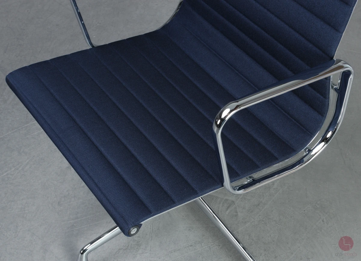 Alu Chair mit blauem Track Stoff verchromt