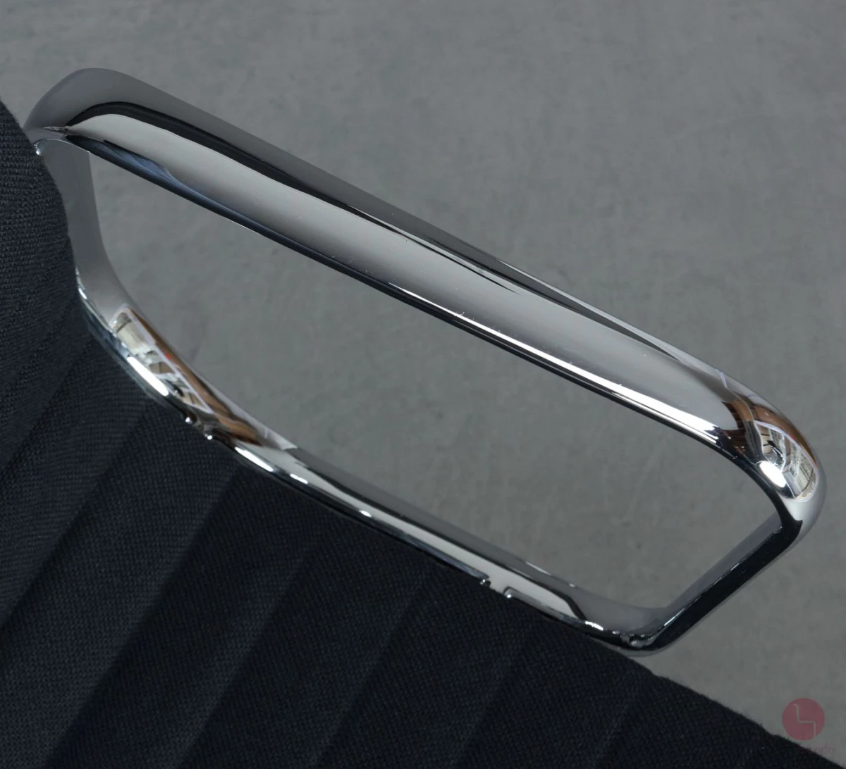 Vitra EA 107 Aluminium Chair verchromt Hopsak Schwarz gebraucht