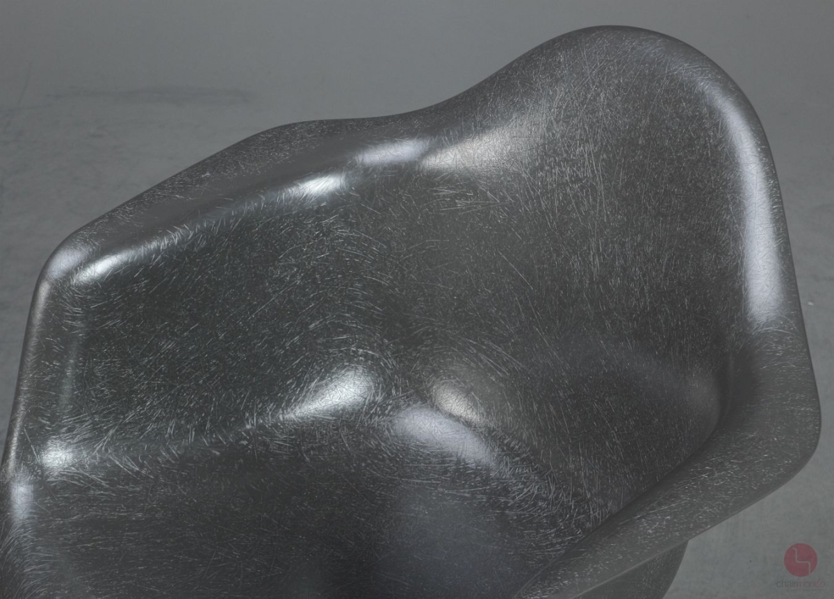 Vitra DAW Fiberglas Armchair in Elephant Hide Grey mit Holzgestell gebraucht