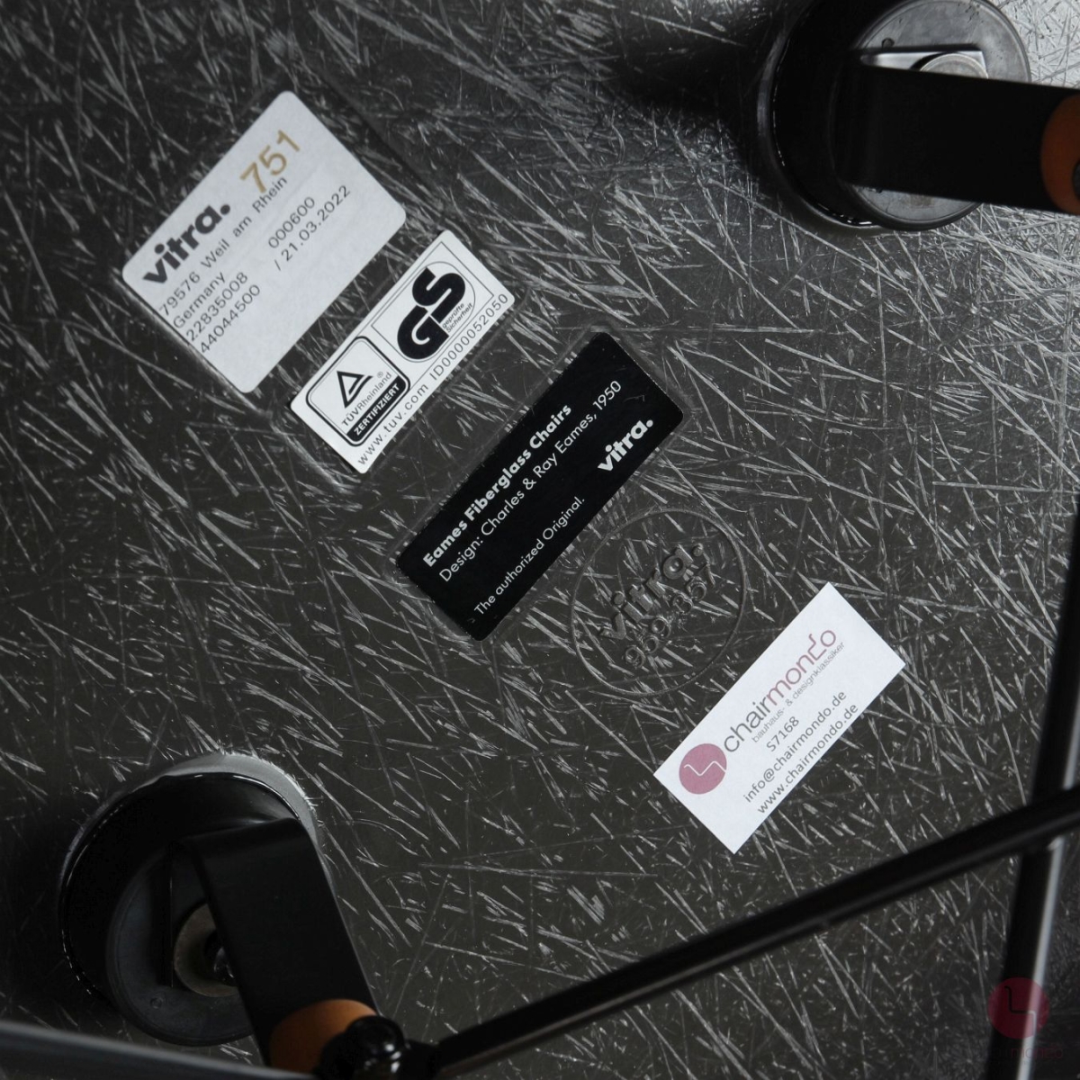 Vitra DAW Fiberglas Armchair in Elephant Hide Grey mit Holzgestell gebraucht