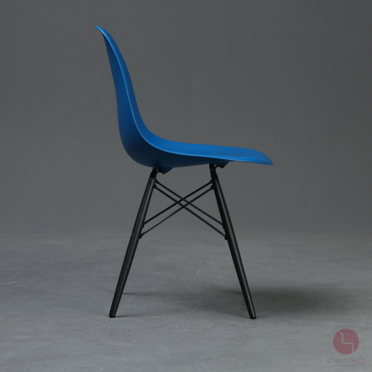 Vitra Side Chair DSW in Blau mit schwarzem Ahorn Gestell gebraucht