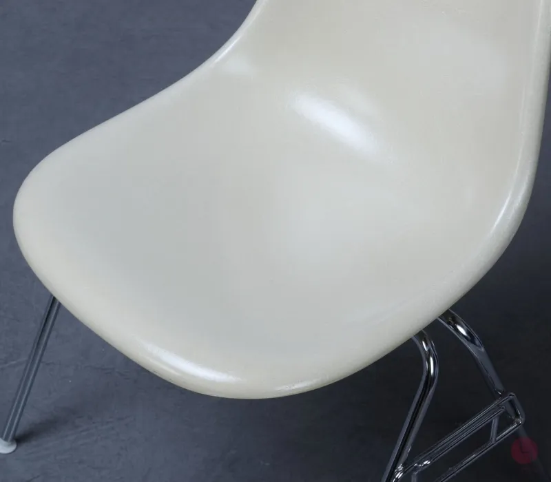 Vitra Eames Side Chair Beige Fiberglas DSS Stacking Base gebraucht
