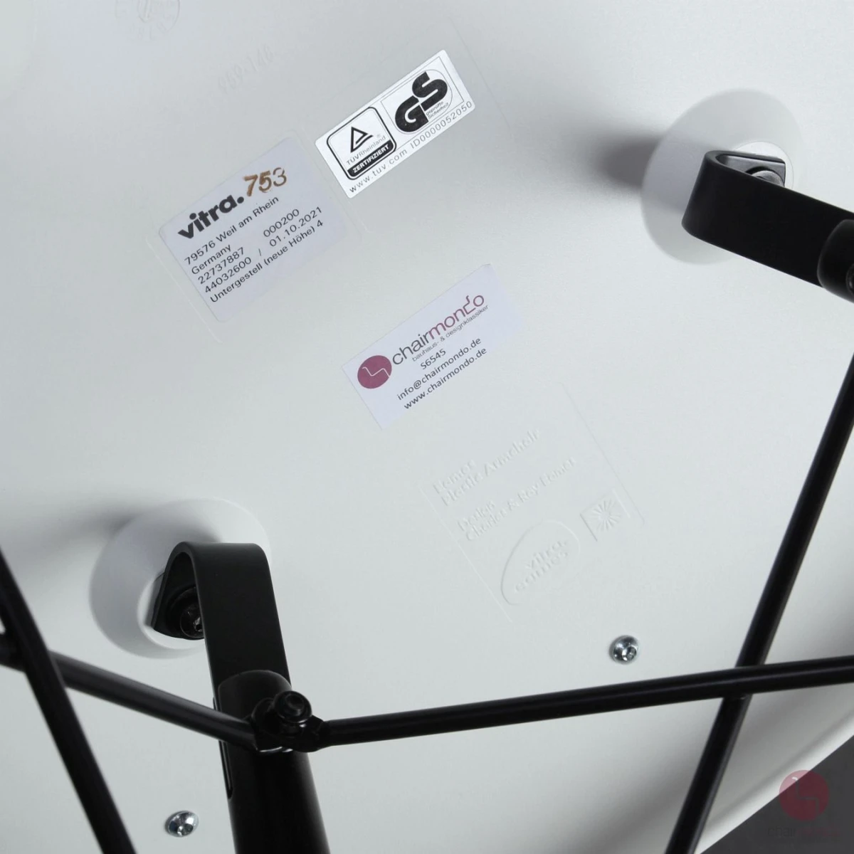 Vitra Eames Plastic Armchair in Weiß mit schwarzem Sitzpolster gebraucht