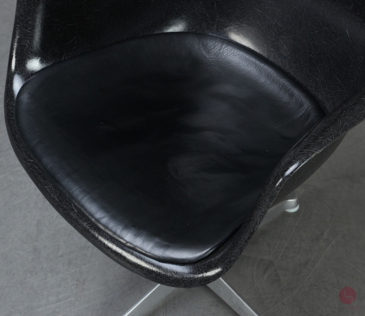 Herman Miller Eames Armchair mit schwarzer Fiberglas und Drehgestell gebraucht