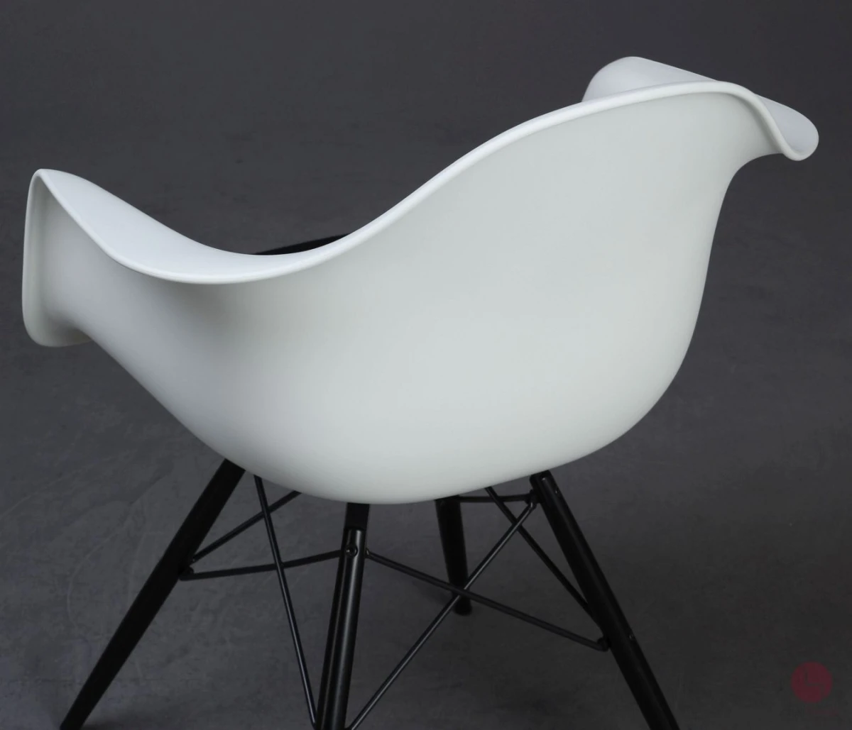 Vitra Eames Plastic Armchair in Weiß mit schwarzem Sitzpolster gebraucht