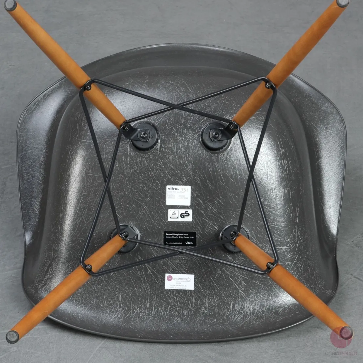 Vitra DAW Fiberglas Armchair in Elephant Hide Grey mit Holzgestell gebraucht