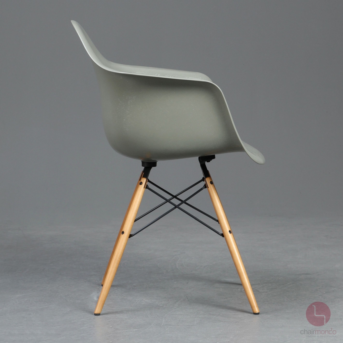 Preview: Vitra DAW Fiberglas Armchair in grau grün Raw Umber gebraucht