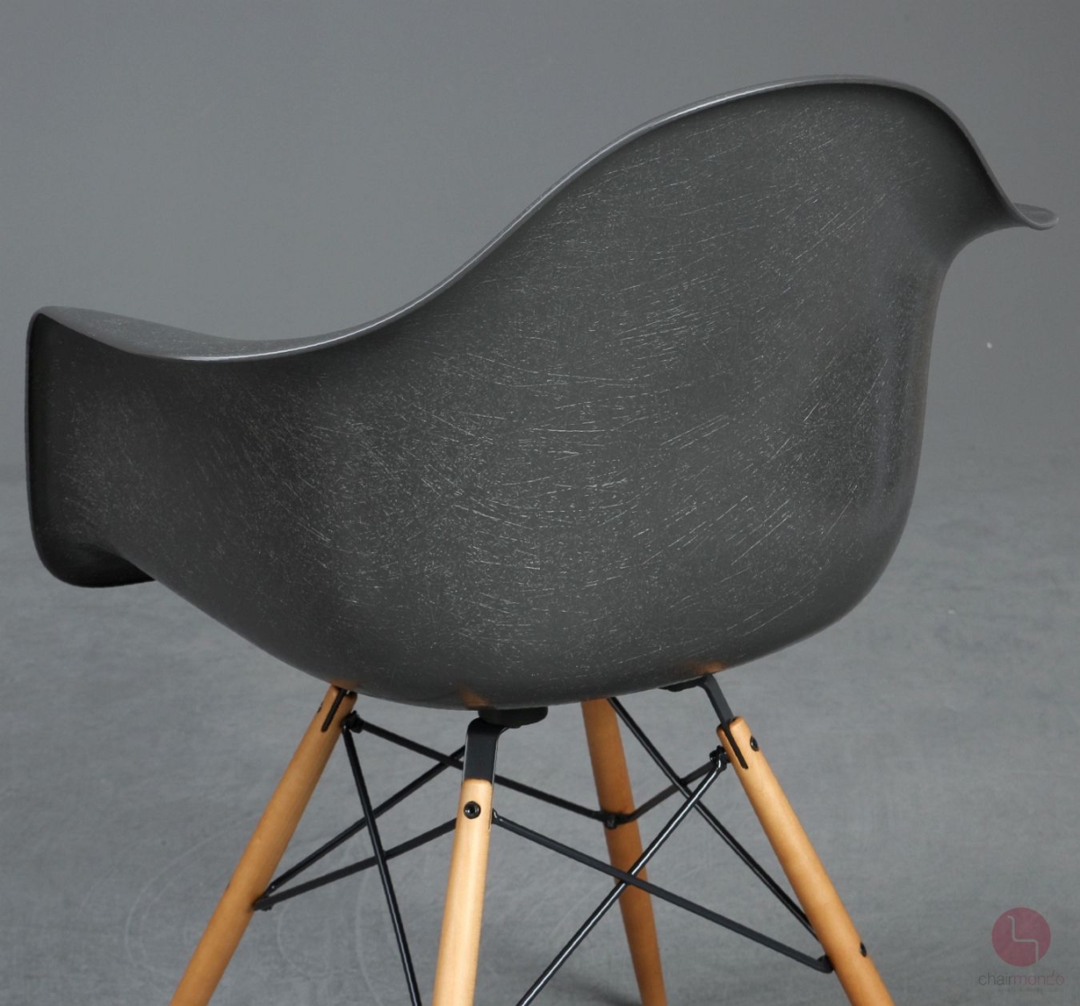 Vitra DAW Fiberglas Armchair in Elephant Hide Grey mit Holzgestell gebraucht