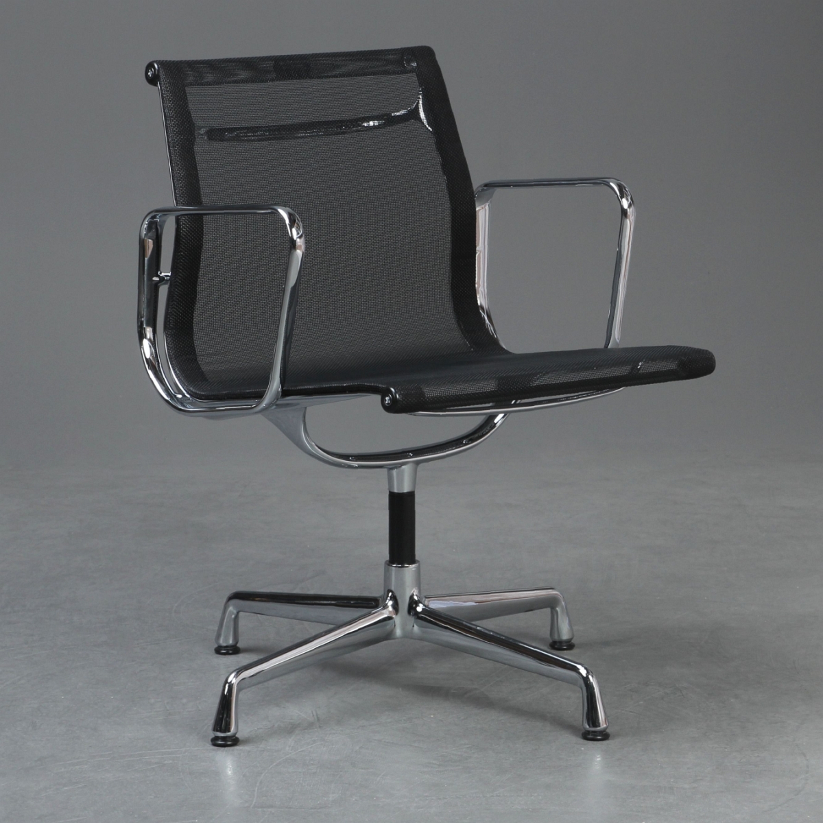 Preview: Vitra EA 108 Aluminium Chair Netzgewebe Schwarz gebraucht