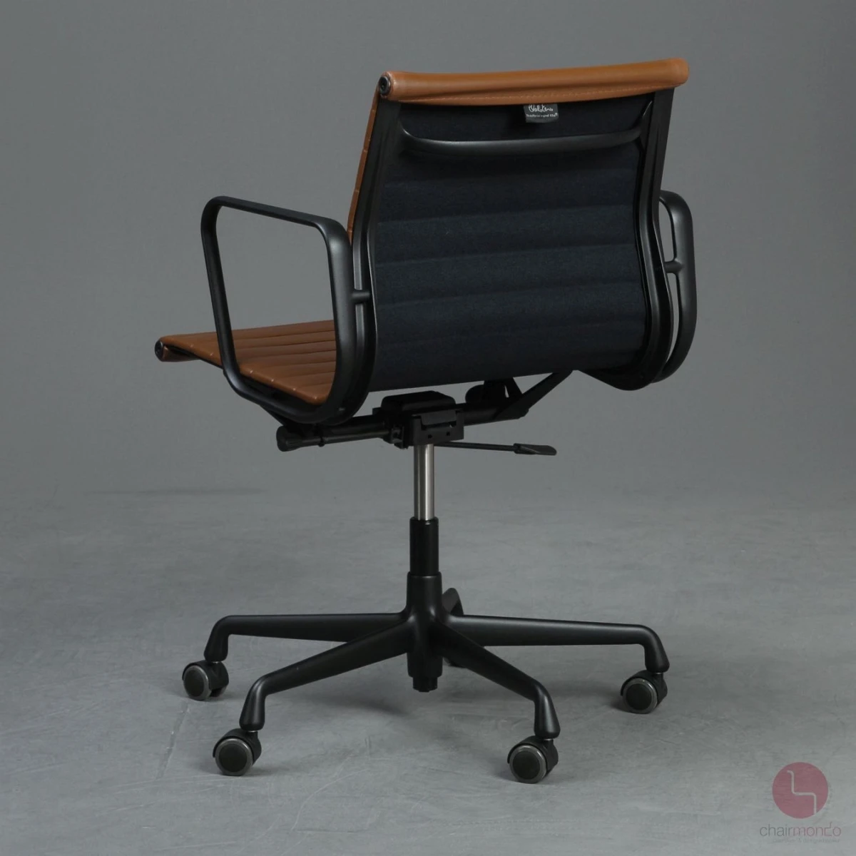 Vitra EA 117 Aluminium Chair mit braunem Leder Gestell Schwarz gebraucht