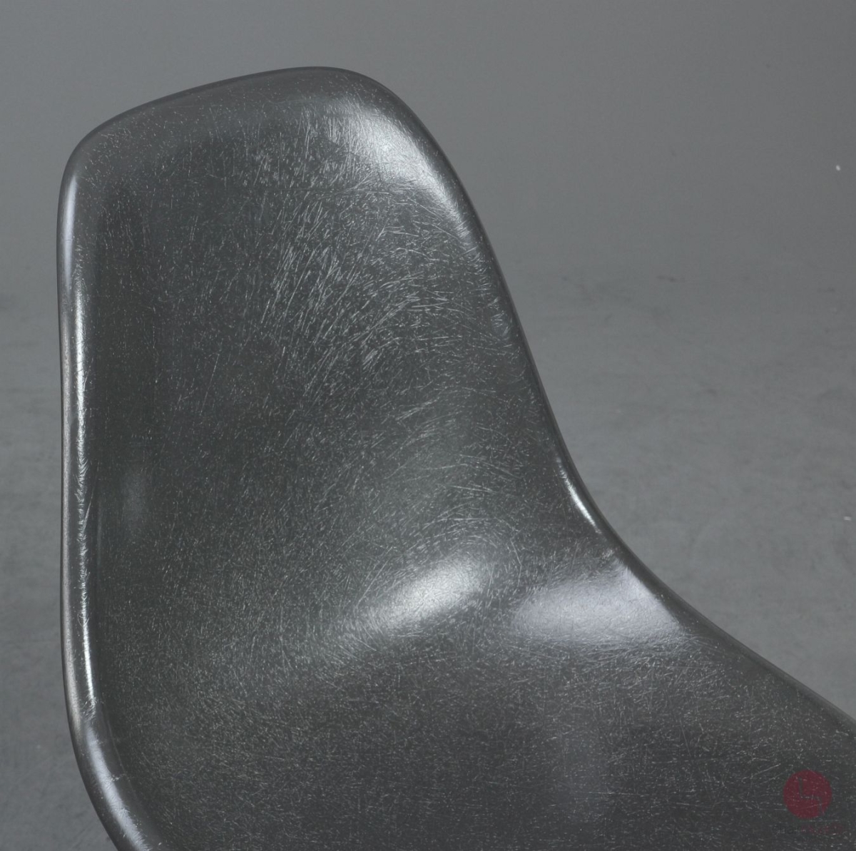 Preview: Vitra Fiberglas Side Chair in Elephant Grey mit Ahorn Gestell gebraucht