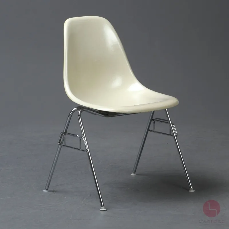 Vitra Eames Side Chair Beige Fiberglas DSS Stacking Base gebraucht