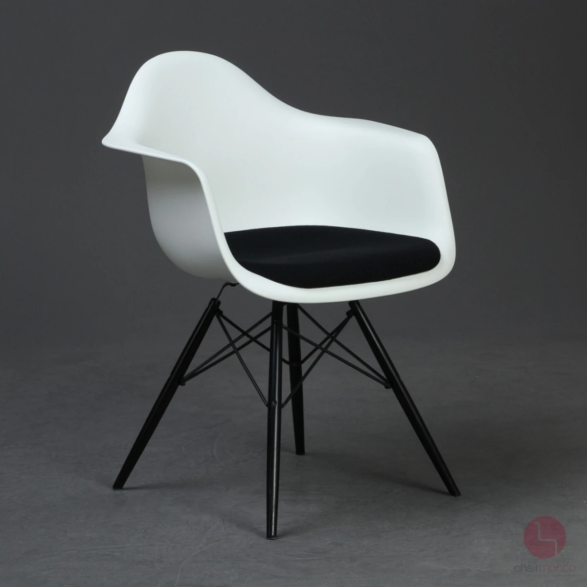 Vitra Eames Plastic Armchair in Weiß mit schwarzem Sitzpolster gebraucht
