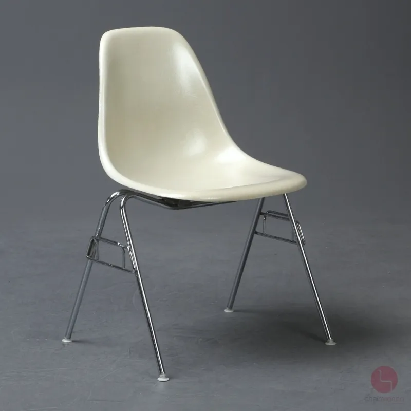 Vitra Eames Side Chair Beige Fiberglas DSS Stacking Base gebraucht