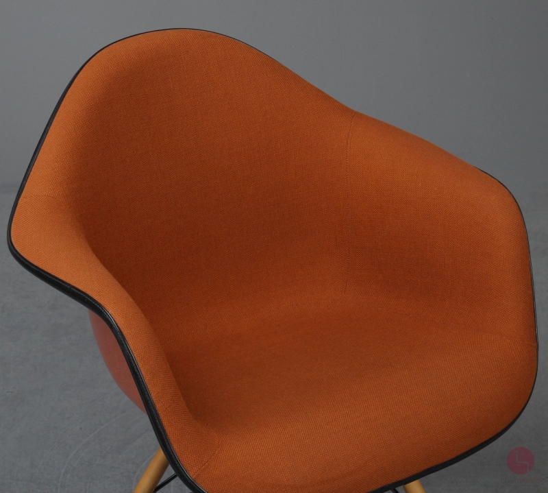 Preview: Vitra DAX Fiberglas Armchair Orange mit Eiffel Gestell gebraucht