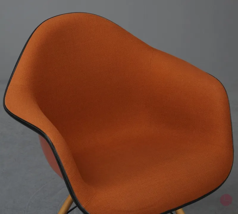 Vitra DAX Fiberglas Armchair Orange mit Eiffel Gestell gebraucht
