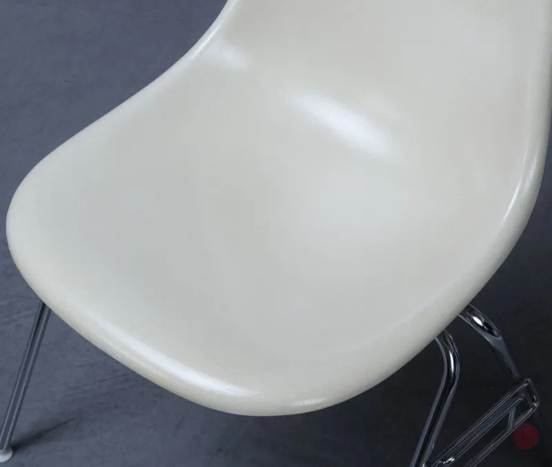 Vitra Eames Side Chair Beige Fiberglas DSS Stacking Base gebraucht