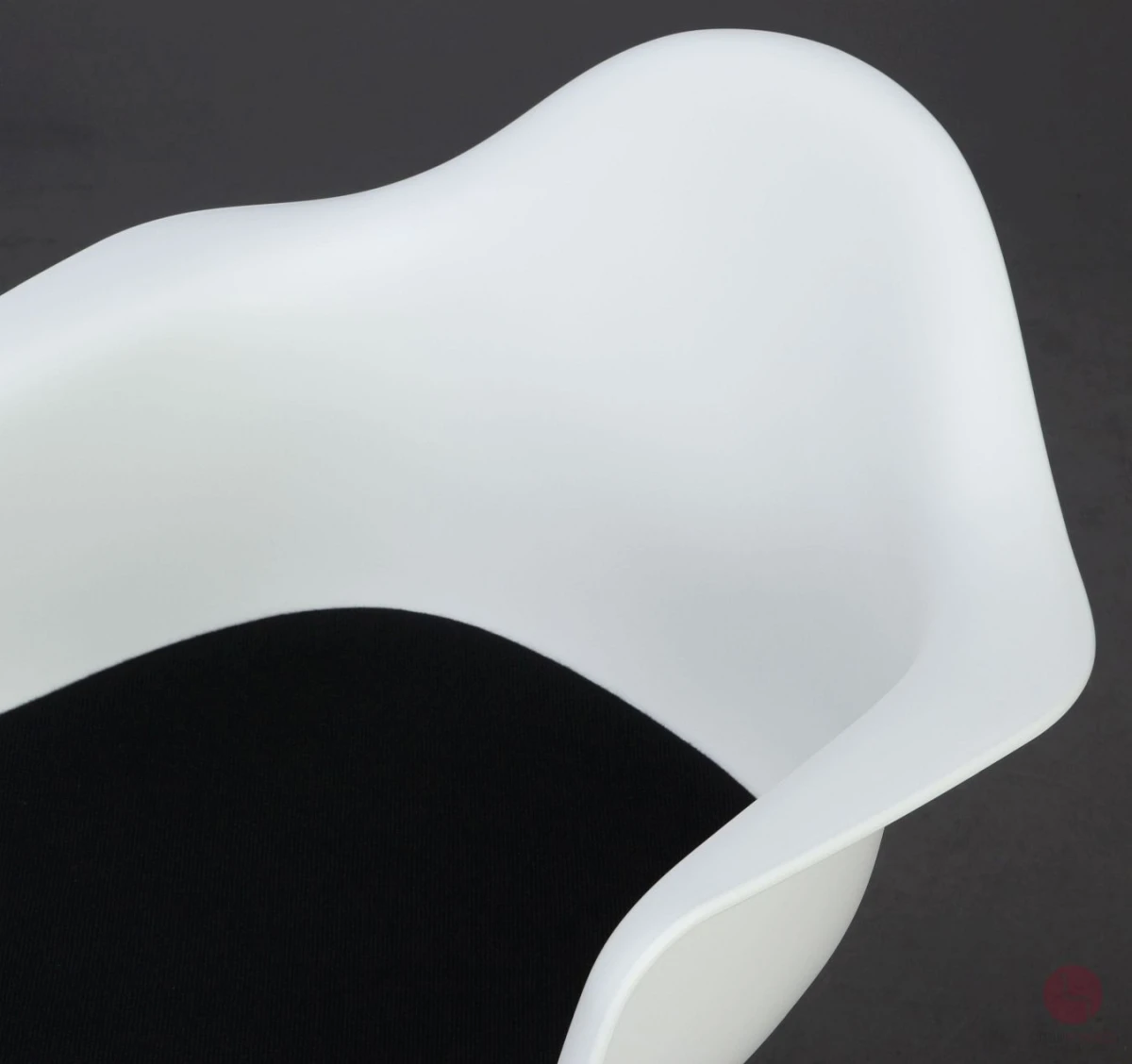 Vitra Eames Plastic Armchair in Weiß mit schwarzem Sitzpolster gebraucht