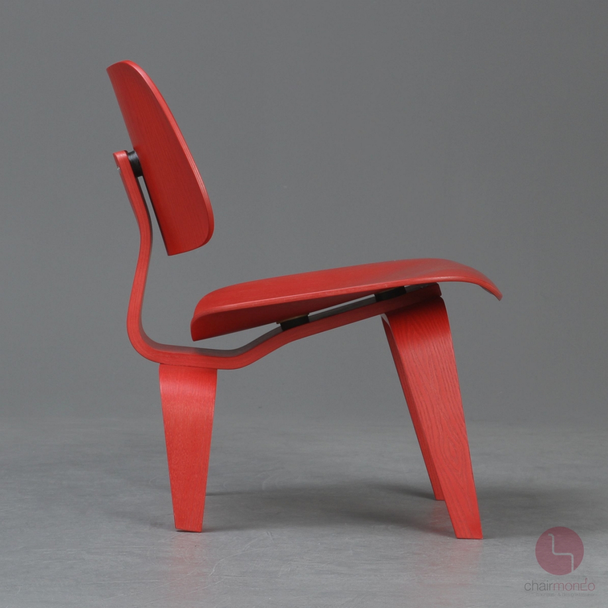 Preview: Vitra Plywood LCW Lounge Chair rot lackiert gebraucht
