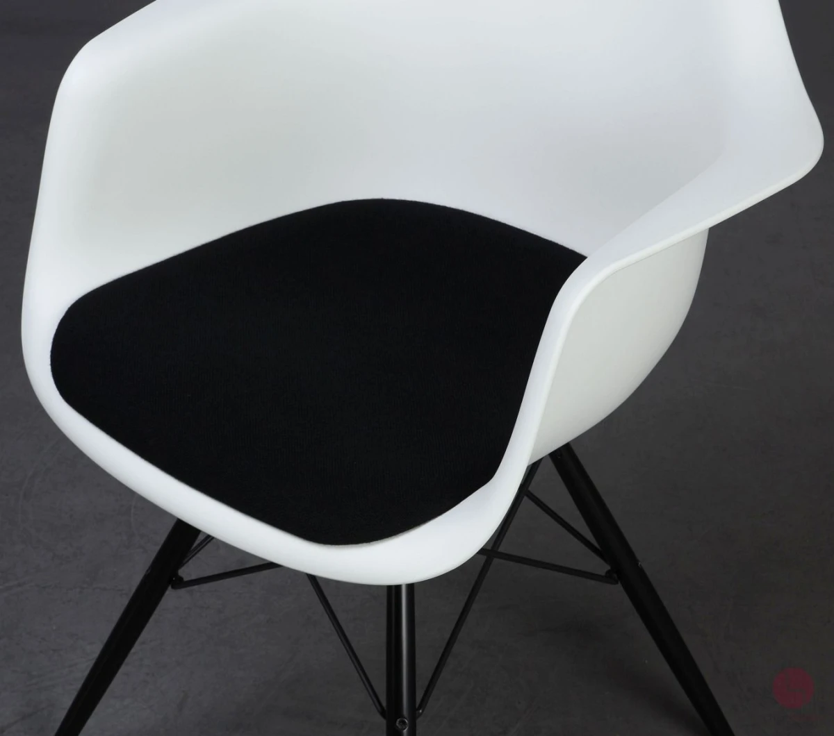 Vitra Eames Plastic Armchair in Weiß mit schwarzem Sitzpolster gebraucht