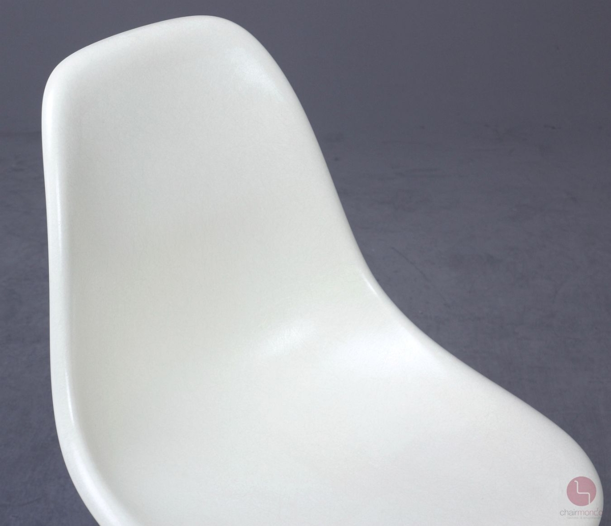 Preview: Vitra Fiberglas DSW Side Chair in Parchment beige mit Holz Gestell gebraucht