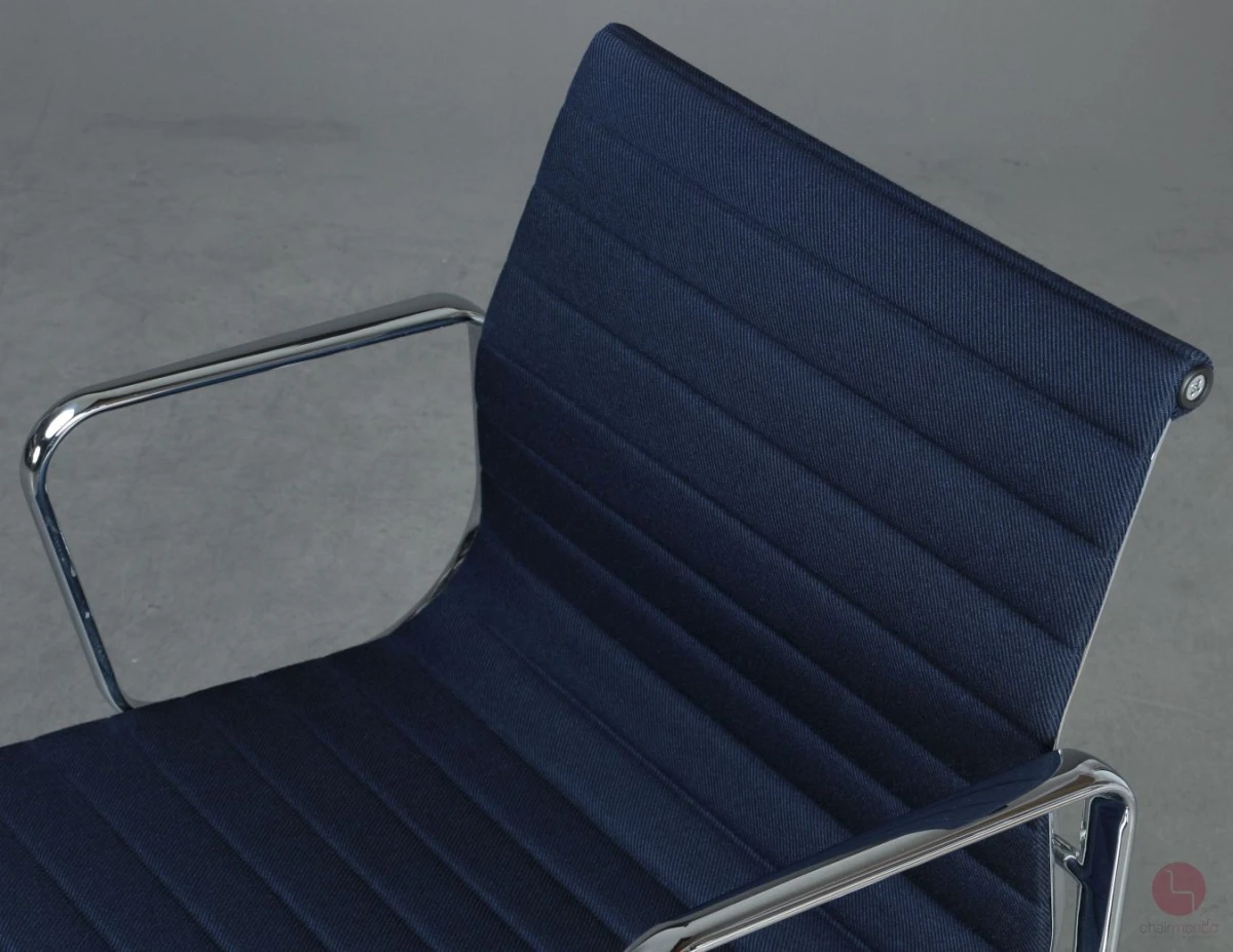 Alu Chair mit blauem Track Stoff verchromt