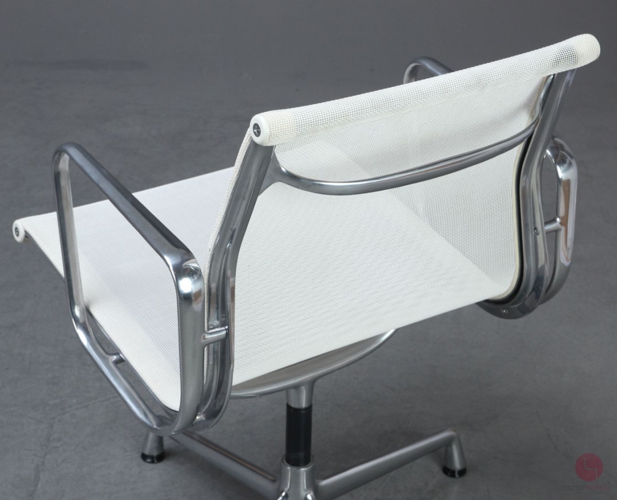 Preview: Vitra EA 108 Aluminium Chair mit weißem Netz gebraucht