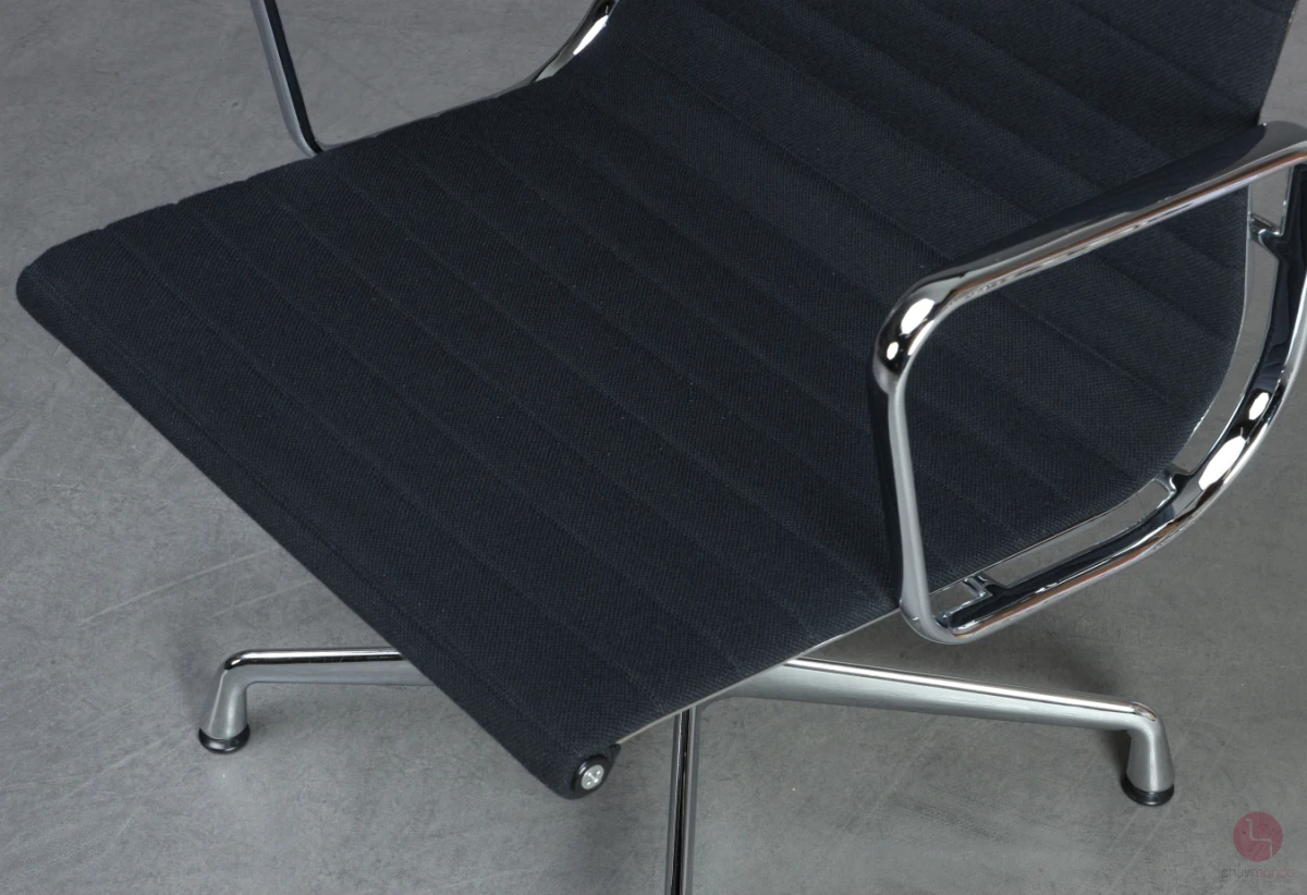 Vitra EA 107 Aluminium Chair verchromt Hopsak Schwarz gebraucht